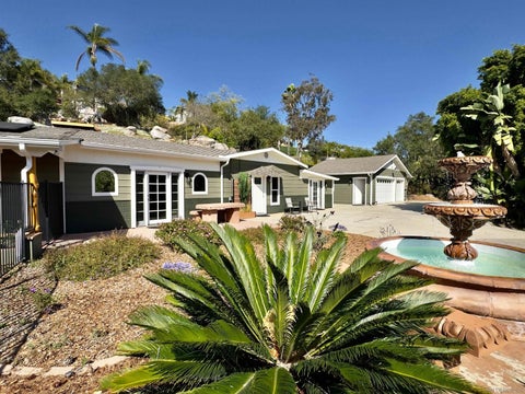 Photo of 1418 York Dr, Vista, CA 92084 (MLS # 260014280)