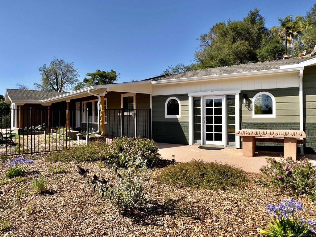 Photo of 1418 York Dr, Vista, CA 92084 (MLS # 260014280)