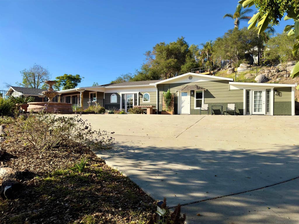 Photo of 1418 York Dr, Vista, CA 92084 (MLS # 260014280)