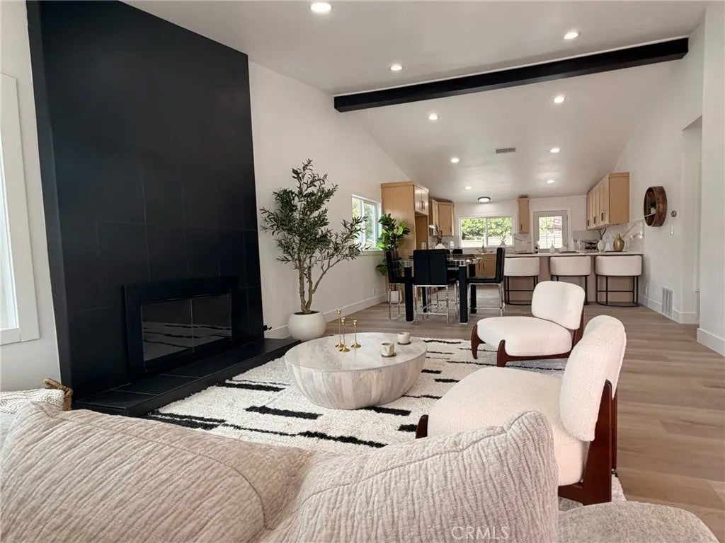 298 N Paseo Rio Blanco