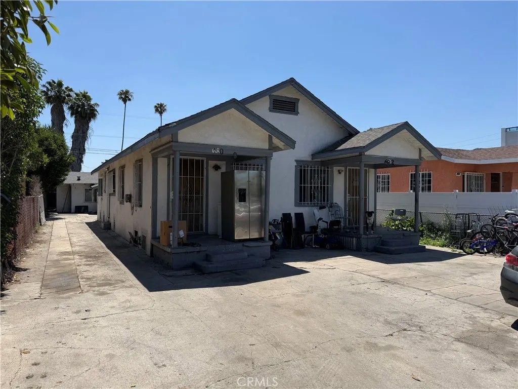 Photo of 678 W 61st St, Los Angeles, CA 90044 (MLS # DW26089699)