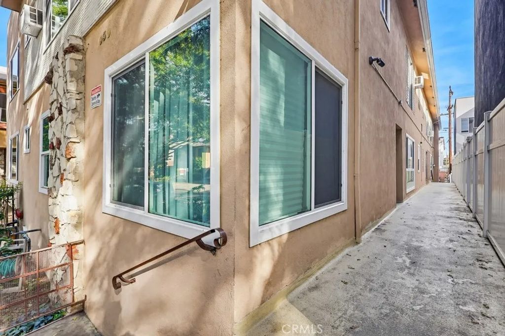 Photo of 930 N Stanley Avenue #5, West Hollywood, CA 90046 (MLS # OC26015032)