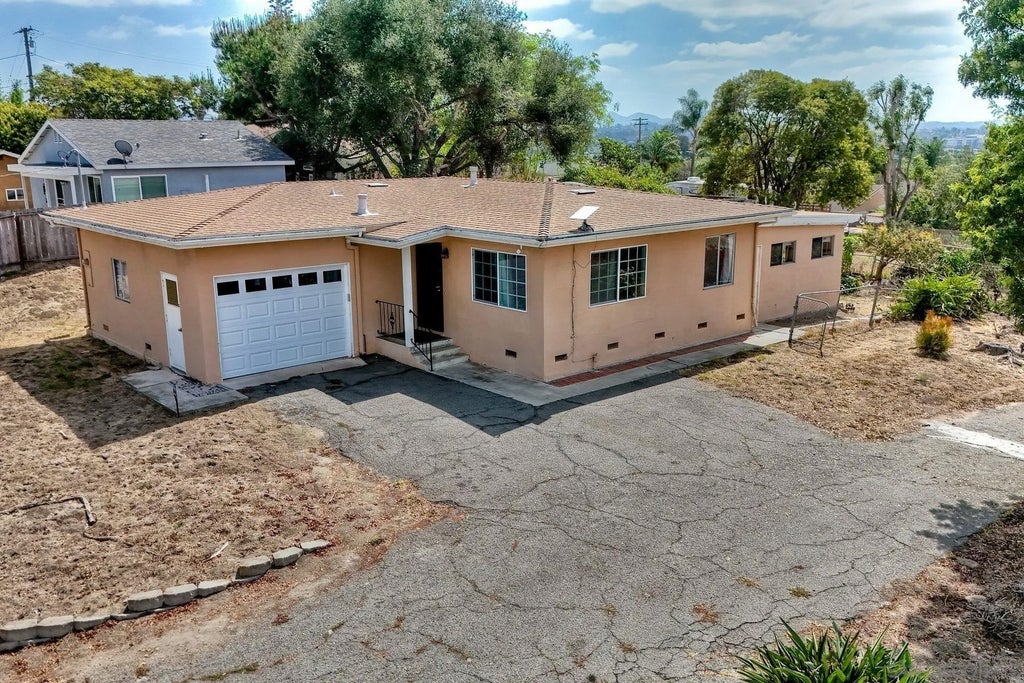 Photo of 1128 Cielita Linda DR, Vista, CA 92083 (MLS # 260023364)