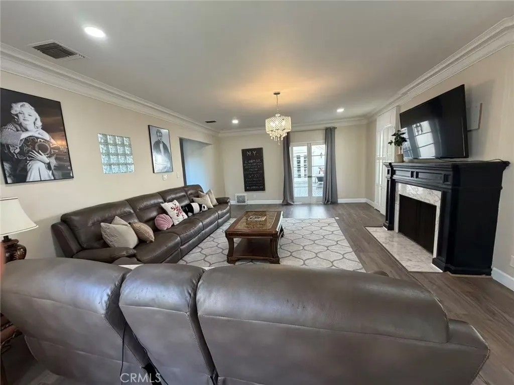 Photo of 113 N Doheny Dr, Beverly Hills, CA 90211 (MLS # OC25272352)