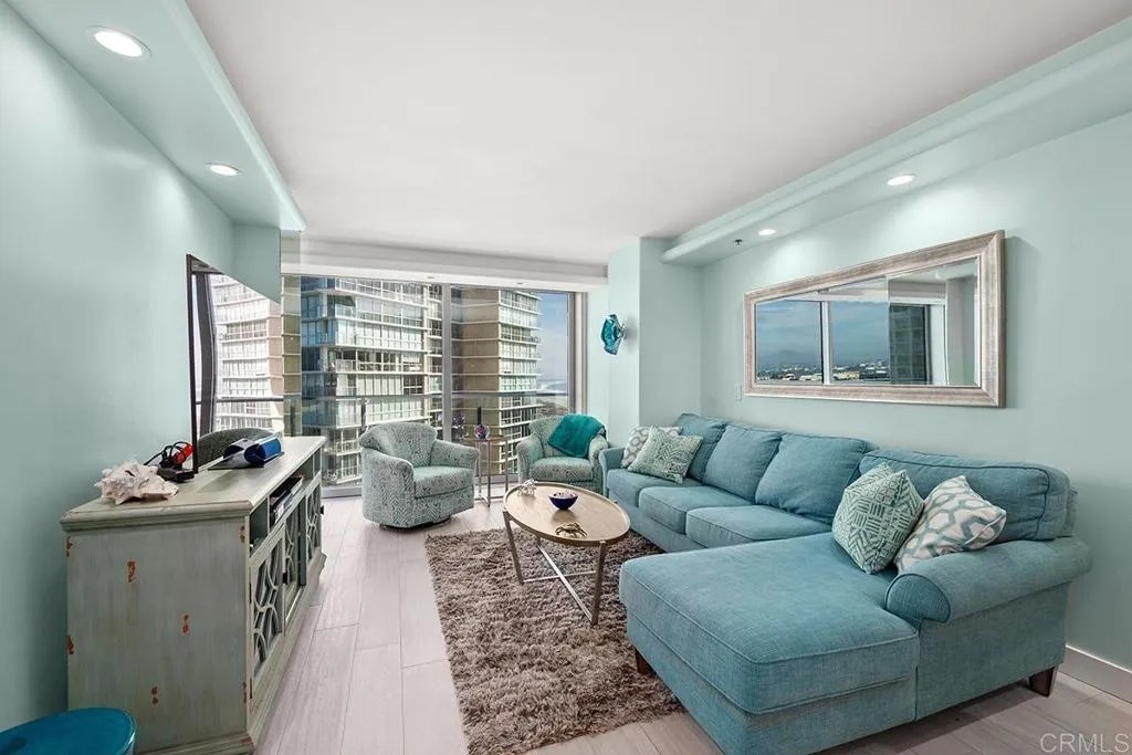 1810 Avenida Del Mundo 901