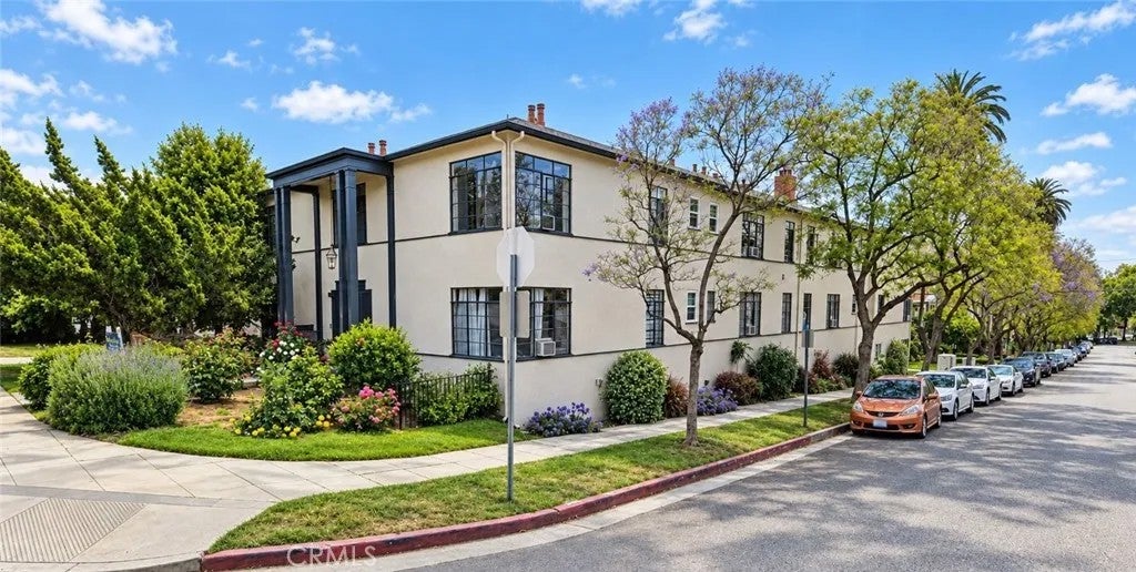 1600 E Broadway