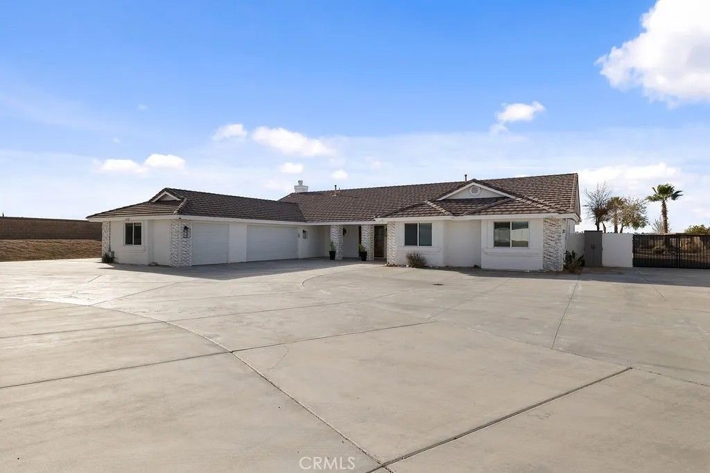 Photo of 18785 Sahale, Apple Valley, CA 92307 (MLS # HD25274961)