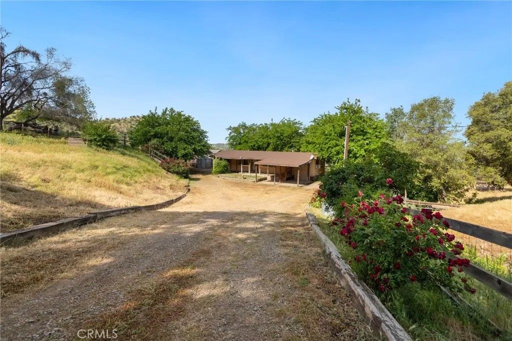 Photo of 39569 Clover Ln, Squaw Valley, CA 93675 (MLS # FR26080712)