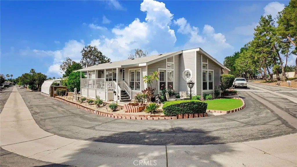 8651 Foothill 35