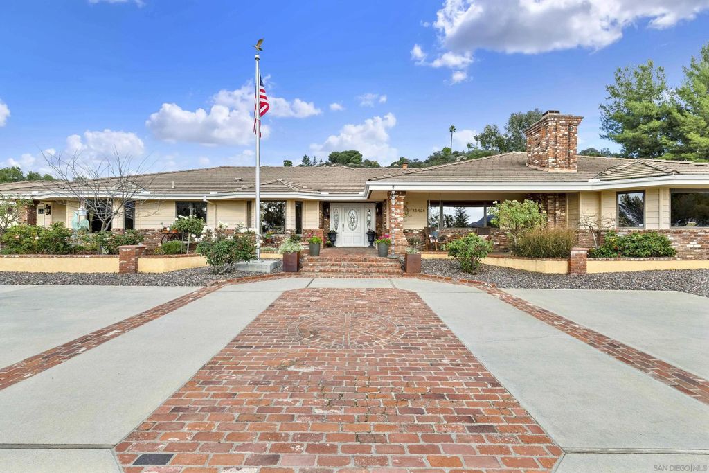 Photo of 15428 El Capitan Real Ln, El Cajon, CA 92021 (MLS # 260003721)