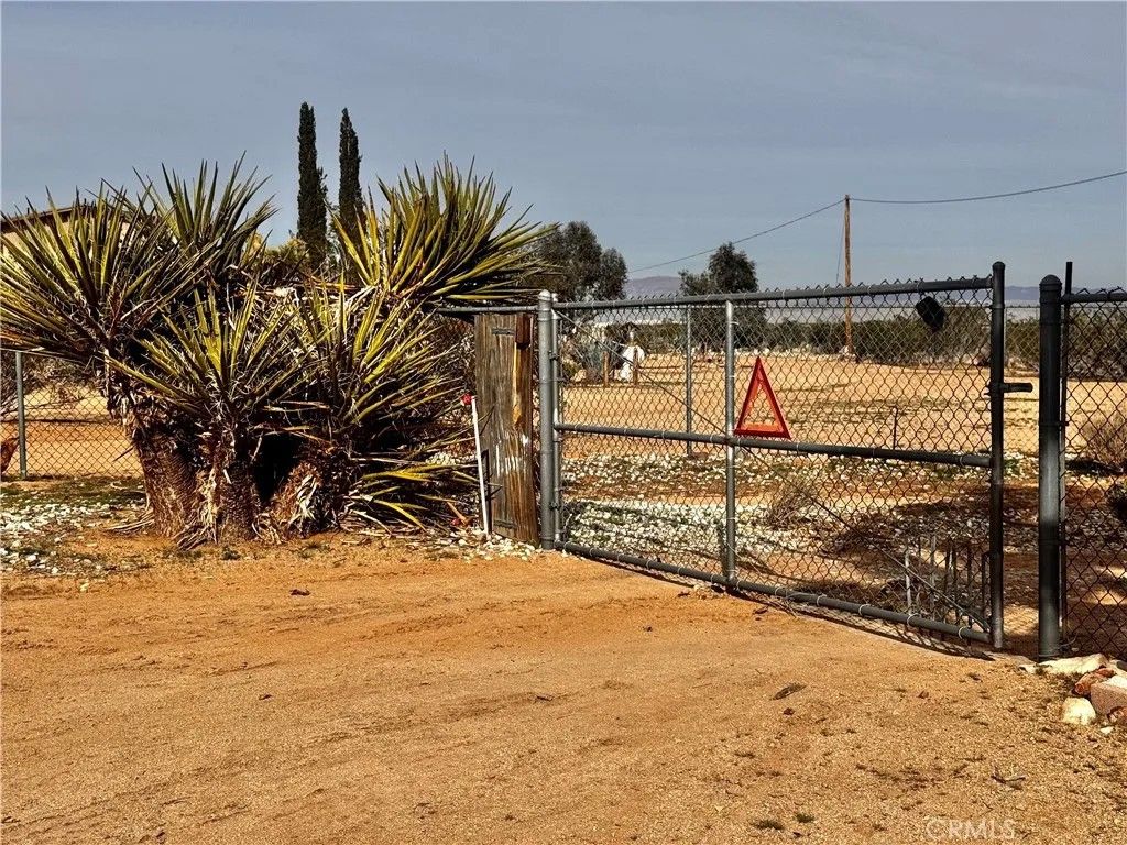 Photo of 382 Bowman Trl, Landers, CA 92285 (MLS # JT26003720)