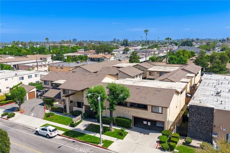 918 W Romneya Drive