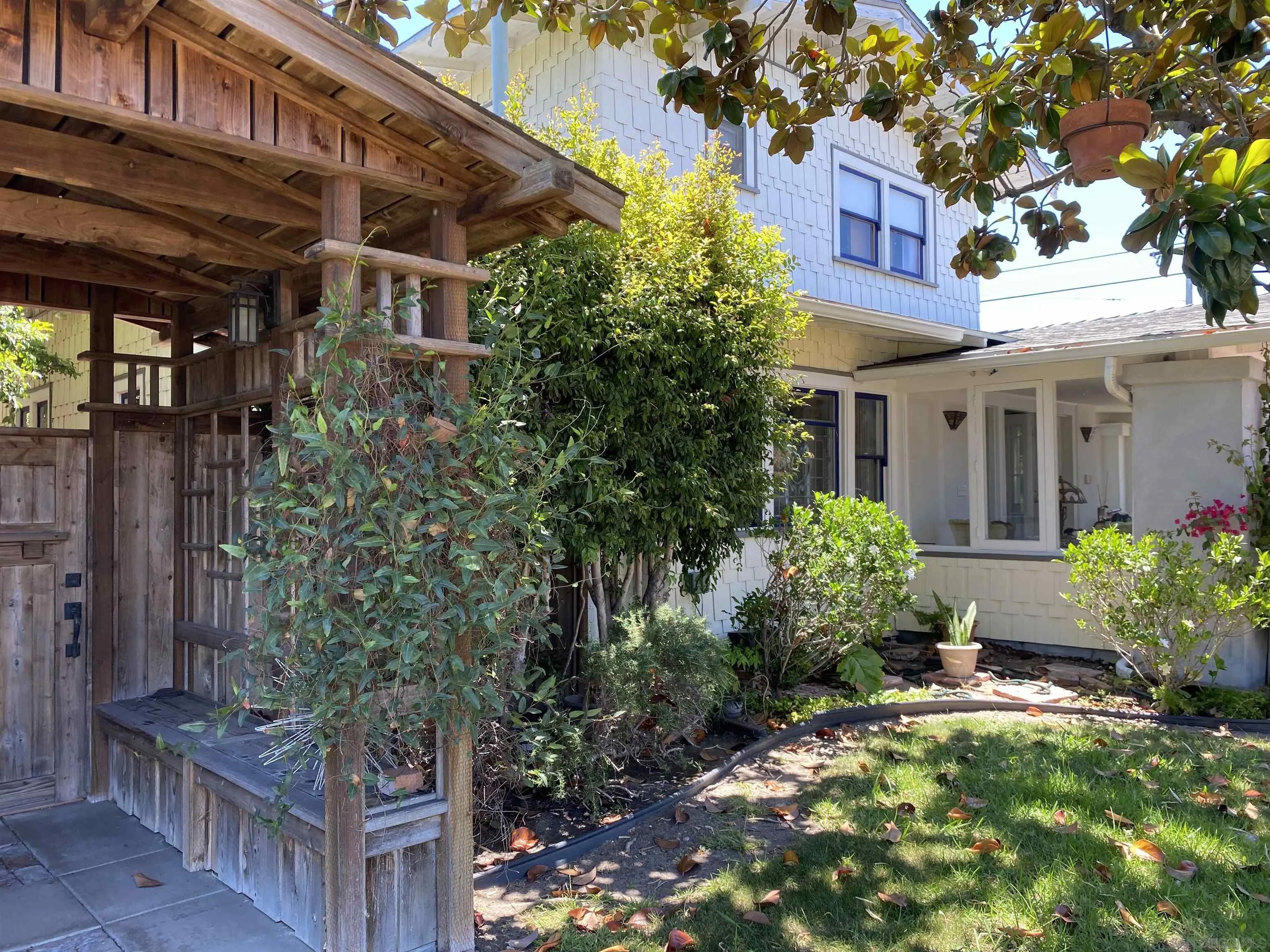 2401 Capitan Ave