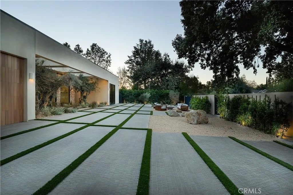 Photo of 23340 Collins, Woodland Hills, CA 91367 (MLS # SR26066202)