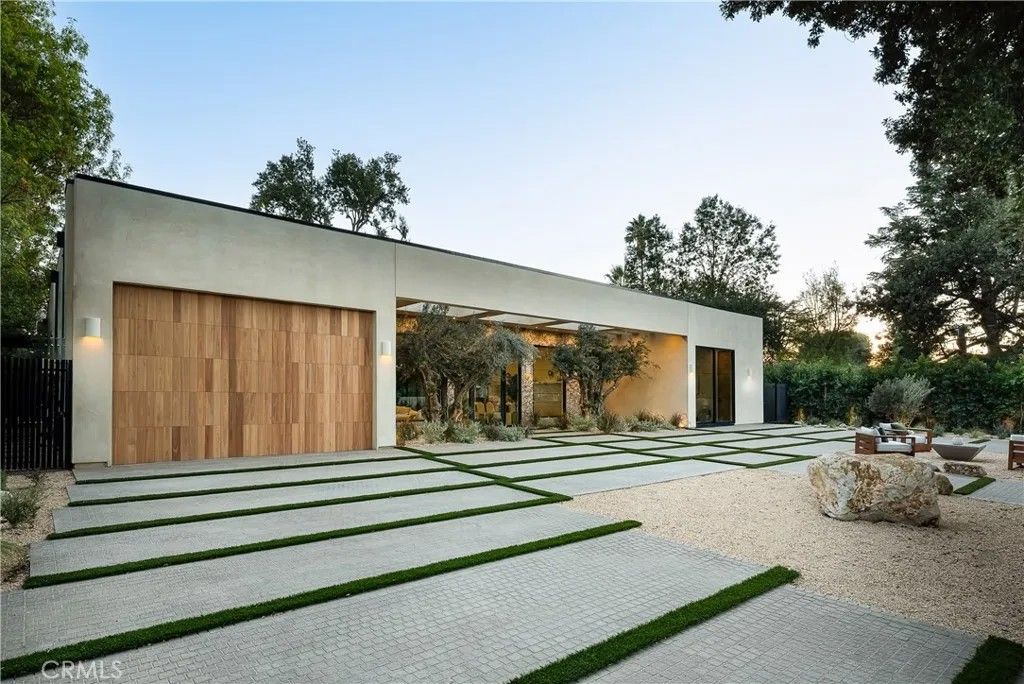 Photo of 23340 Collins, Woodland Hills, CA 91367 (MLS # SR26066202)