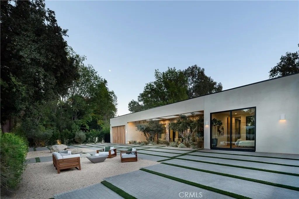 Photo of 23340 Collins, Woodland Hills, CA 91367 (MLS # SR26066202)