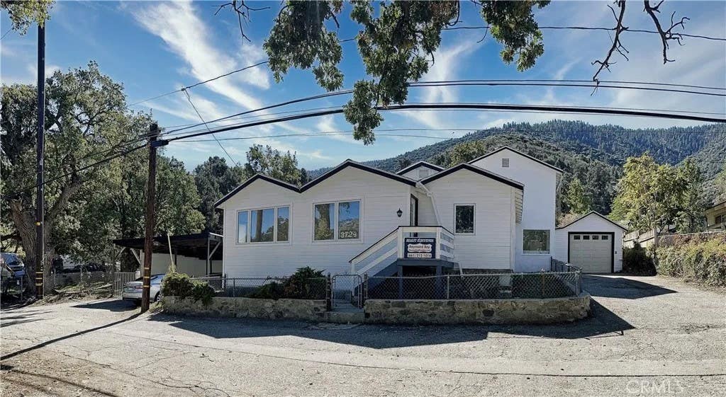 Photo of 3724 Encino Trail, Frazier Park, CA 93225 (MLS # SR26081614)