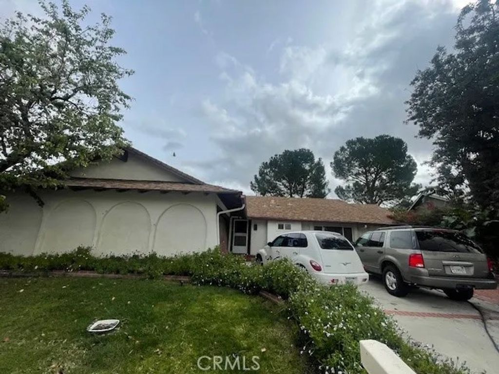 Photo of 27468 Garza Dr, Saugus, CA 91350 (MLS # SR25281700)