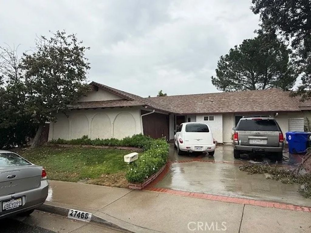 Photo of 27468 Garza Dr, Saugus, CA 91350 (MLS # SR25281700)