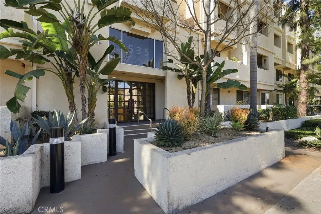 Photo of 535 Magnolia Ave #113, Long Beach, CA 90802 (MLS # SB26067061)