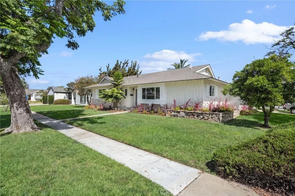 1765 W Goodhue