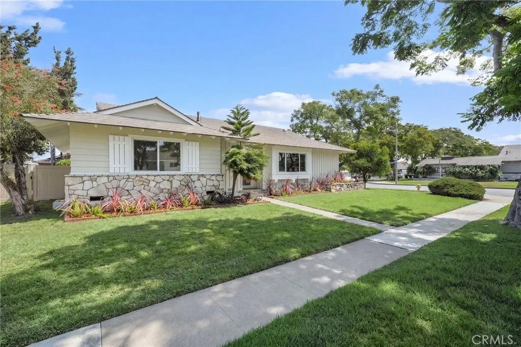 1765 W Goodhue