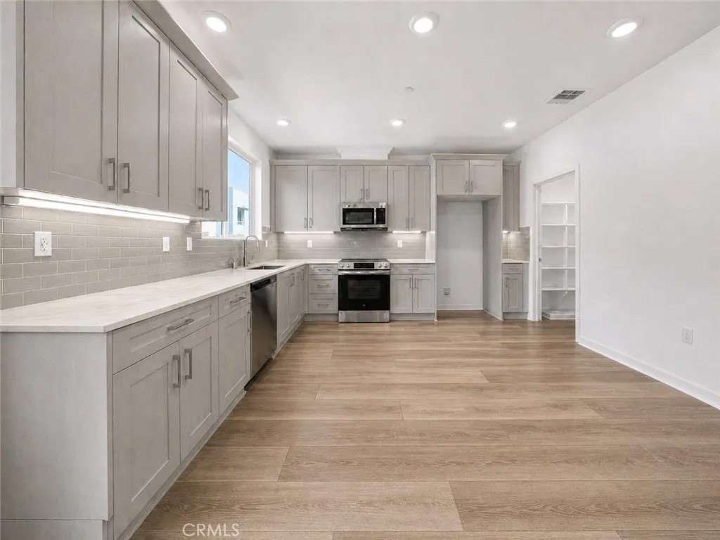 9425 N Sepulveda Boulevard 2
