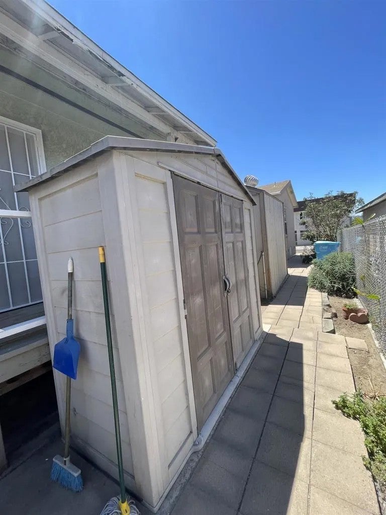 148 W Hall Avenue