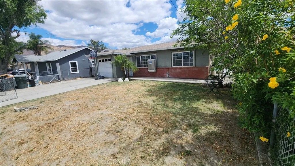 Photo of 623 S Mistletoe Avenue, San Jacinto, CA 92583 (MLS # SR26076191)