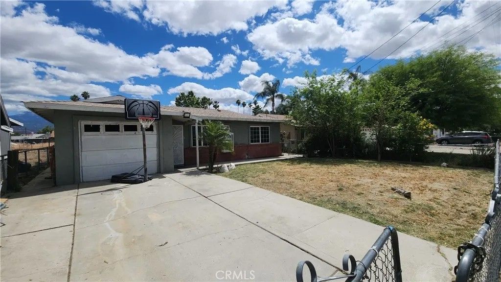 Photo of 623 S Mistletoe Avenue, San Jacinto, CA 92583 (MLS # SR26076191)