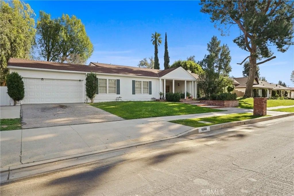 Photo of 9560 Shoshone Avenue, Northridge, CA 91325 (MLS # SR26014639)