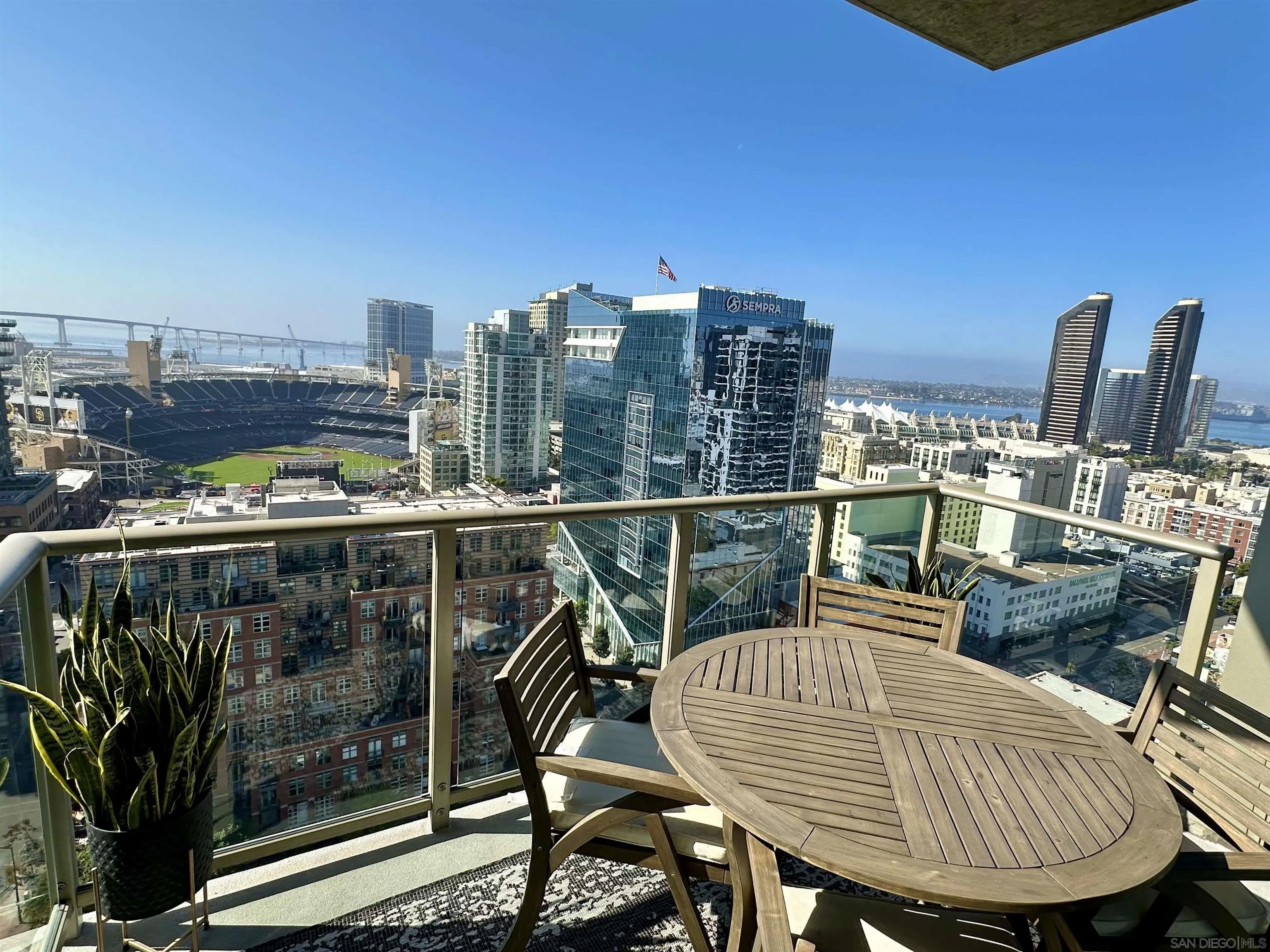 800 The Mark Ln 2206