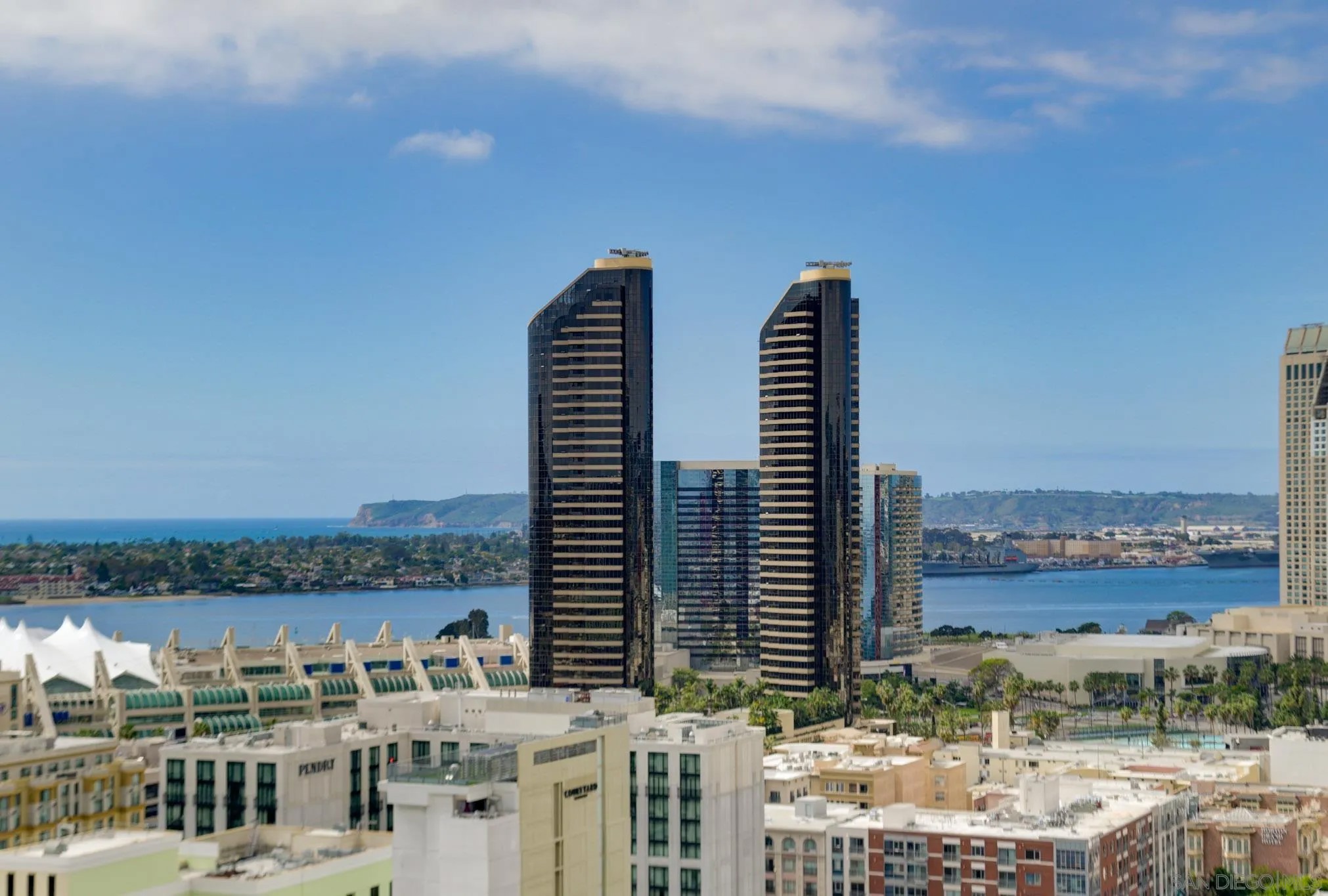 800 The Mark Ln 2206