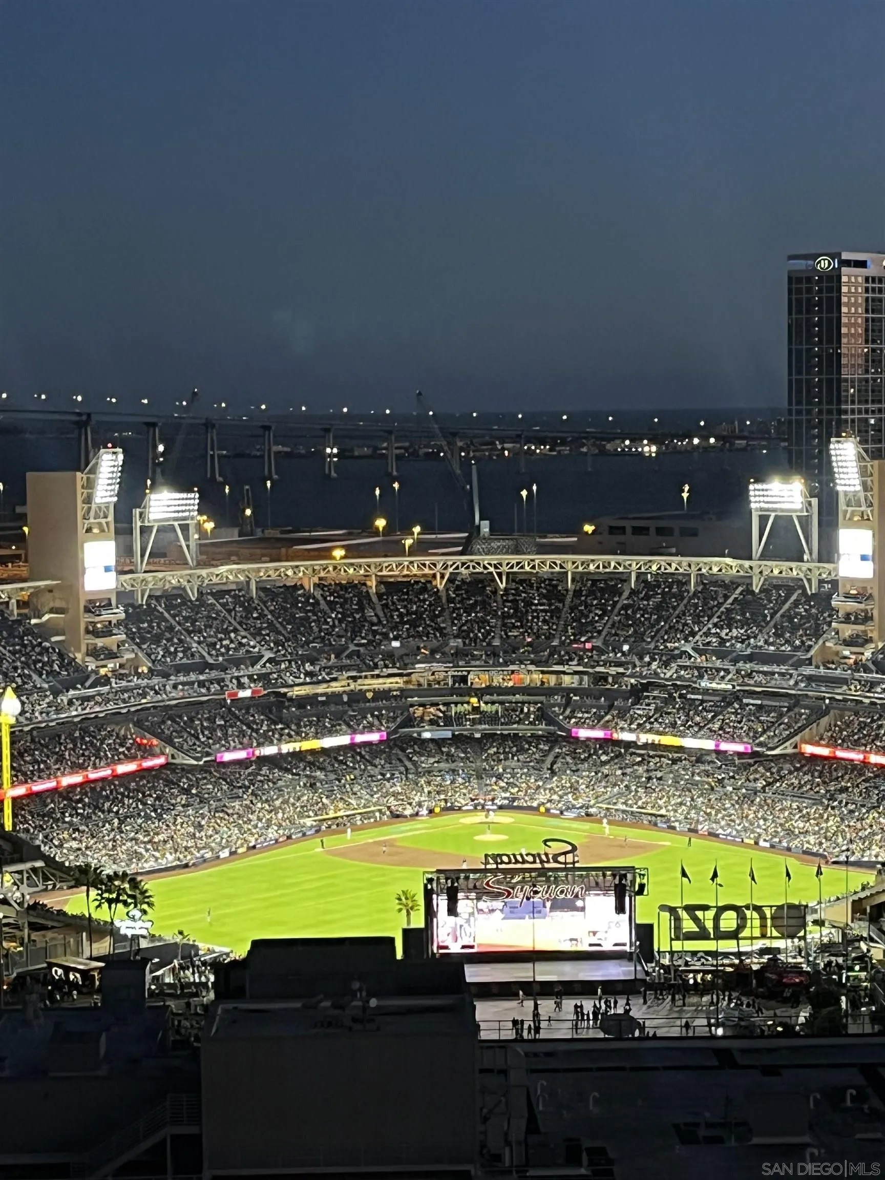 800 The Mark Ln 2206