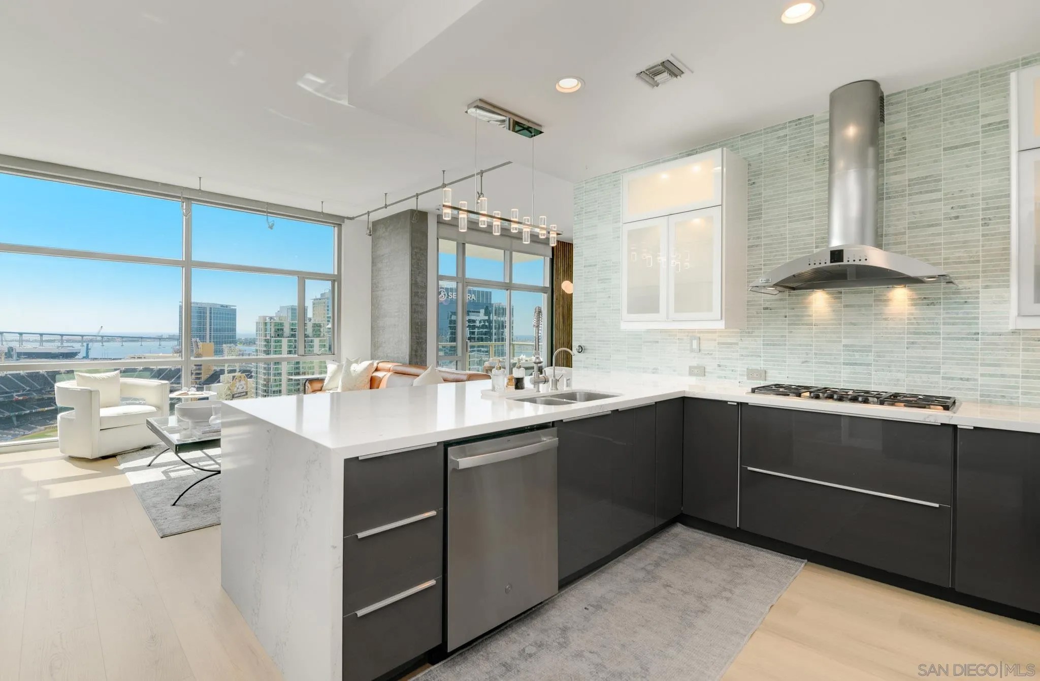 800 The Mark Ln 2206