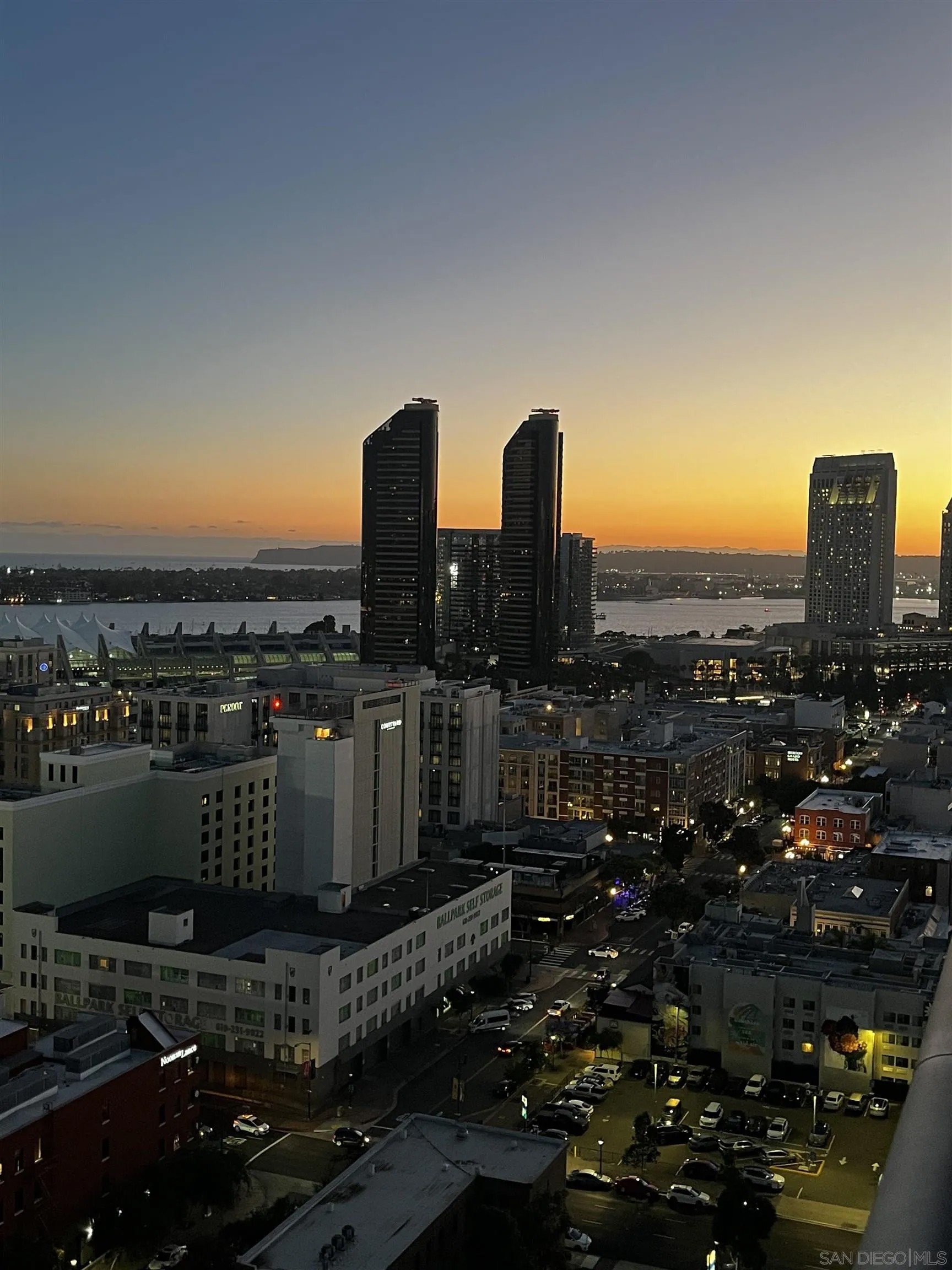 800 The Mark Ln 2206