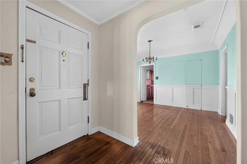 2201 E Glenoaks