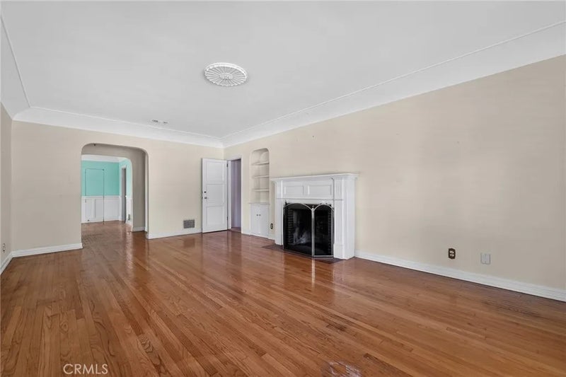 2201 E Glenoaks