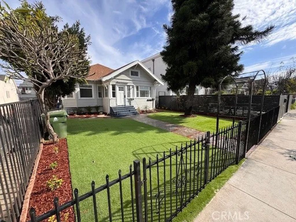 Photo of 1334 S Berendo Street, Los Angeles, CA 90006 (MLS # CV26044239)
