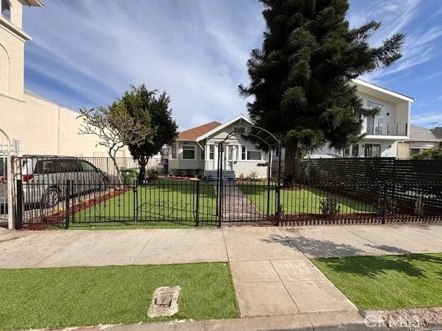 1334 S Berendo Street