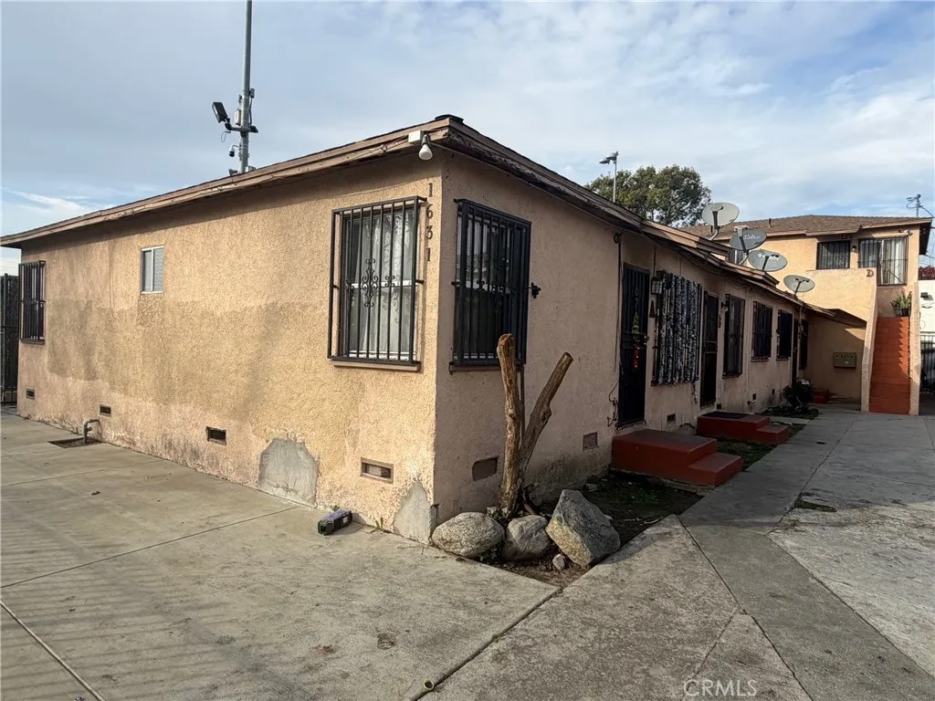 1631 E Saunders
