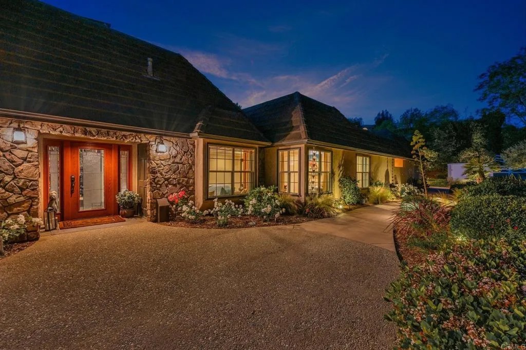 7144 Via Mariposa Sur