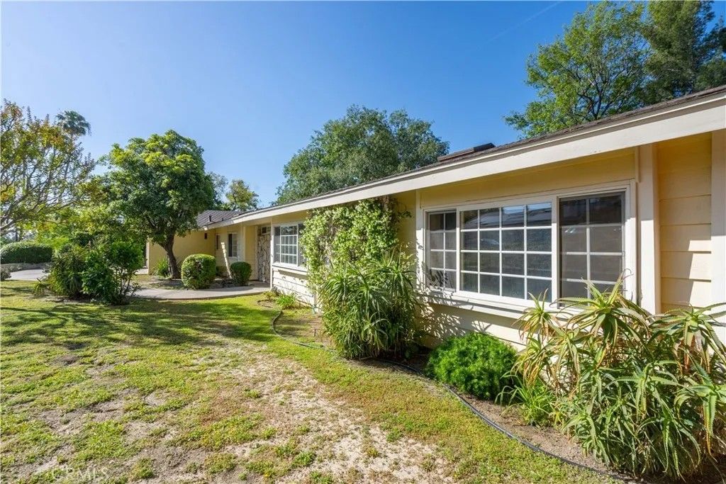 Photo of 11761 Encino Avenue, Granada Hills, CA 91344 (MLS # SR26086741)