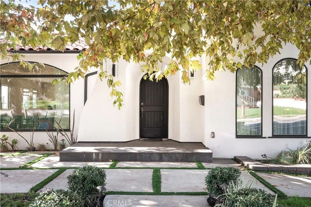 Photo of 515 La Loma Rd, Glendale, CA 91206 (MLS # SR26009605)