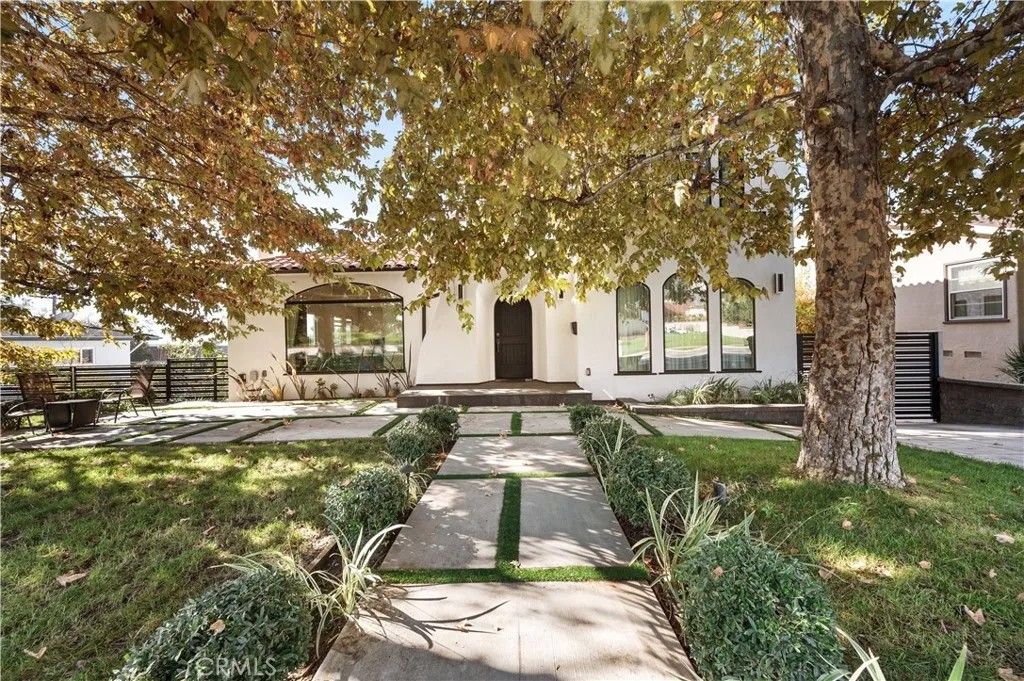 Photo of 515 La Loma Rd, Glendale, CA 91206 (MLS # SR26009605)