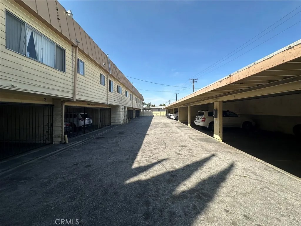 2124 N Santa Fe Avenue