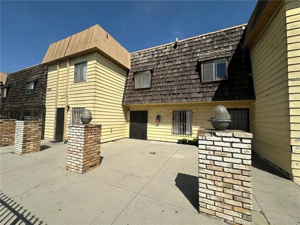 2124 N Santa Fe Avenue