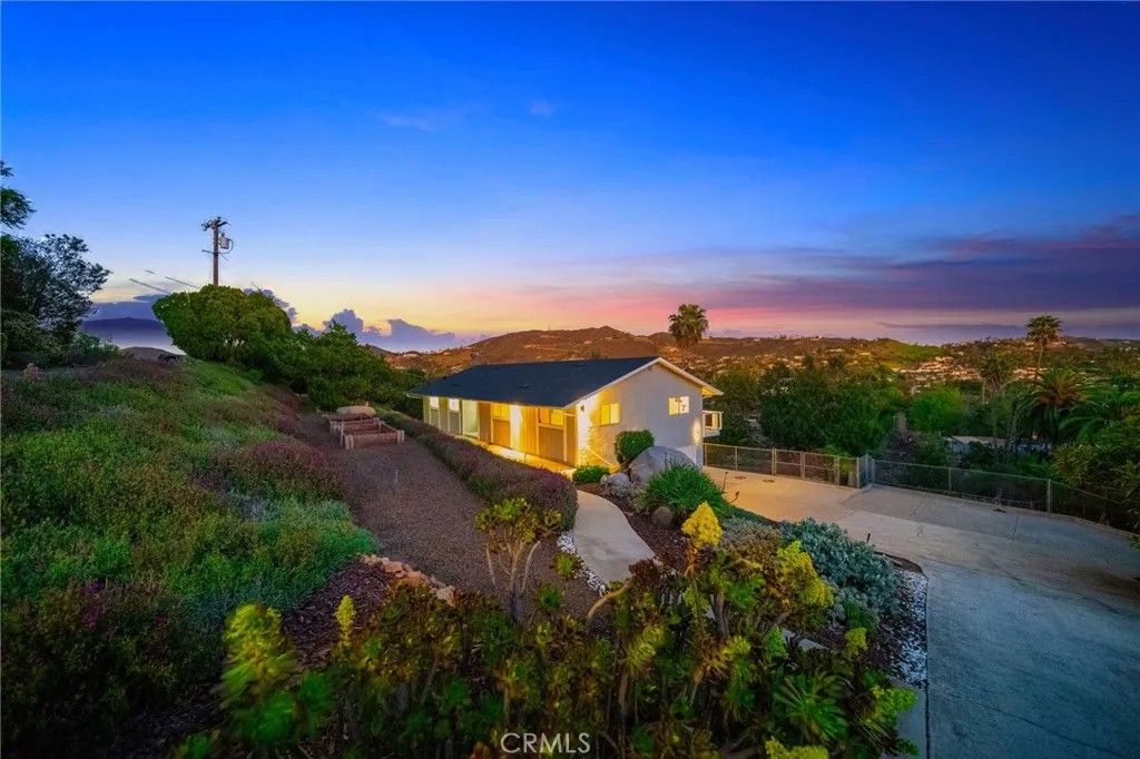 Photo of 358 Sunrise Circle, Vista, CA 92084 (MLS # SW26063161)