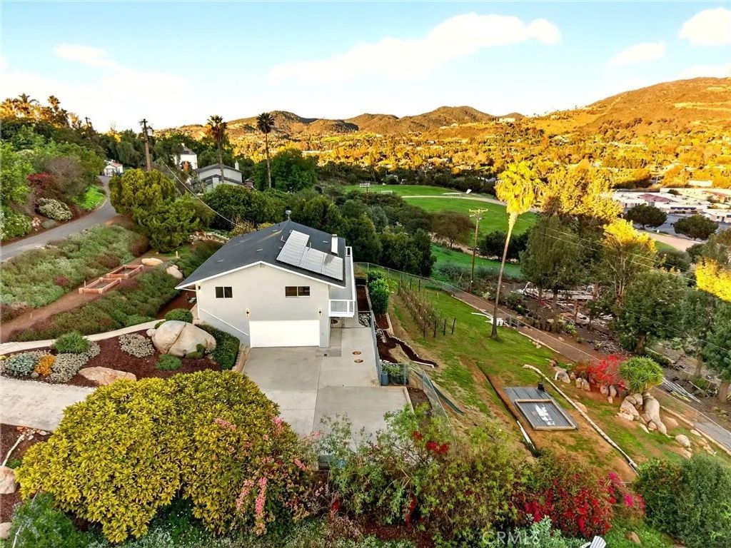 Photo of 358 Sunrise Circle, Vista, CA 92084 (MLS # SW26063161)