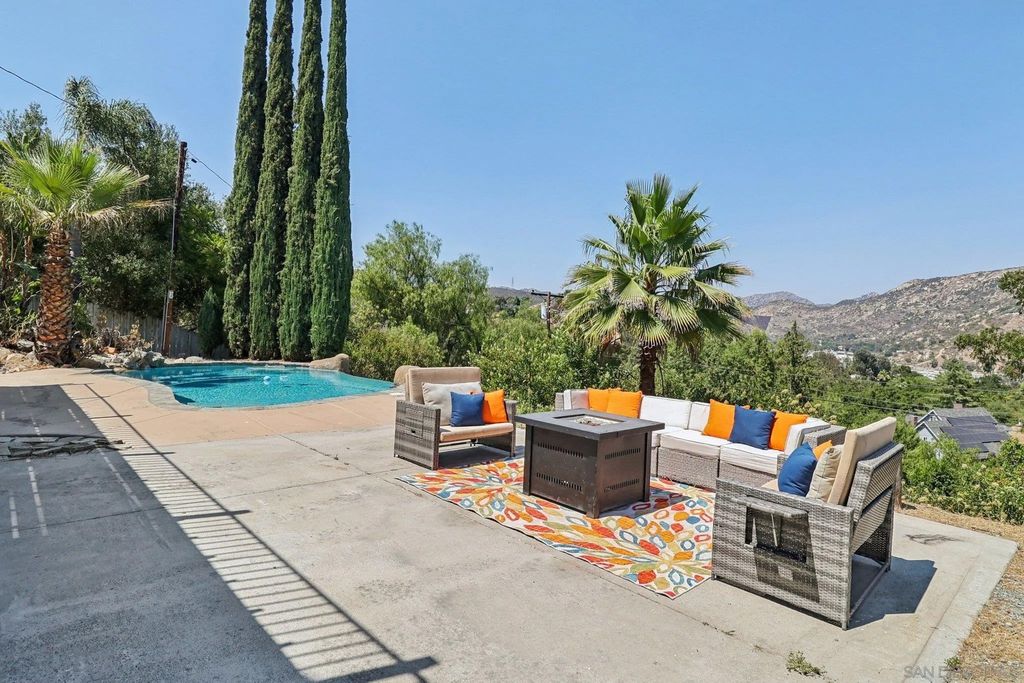 Photo of 11810 Hi Ridge Rd, Lakeside, CA 92040 (MLS # 250036142)